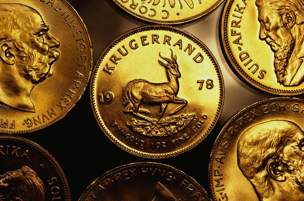 diverses pièces d'or d'investissement, Krugerrand au premier plan diverses pièces d'or d'investissement, Krugerrand au premier plan