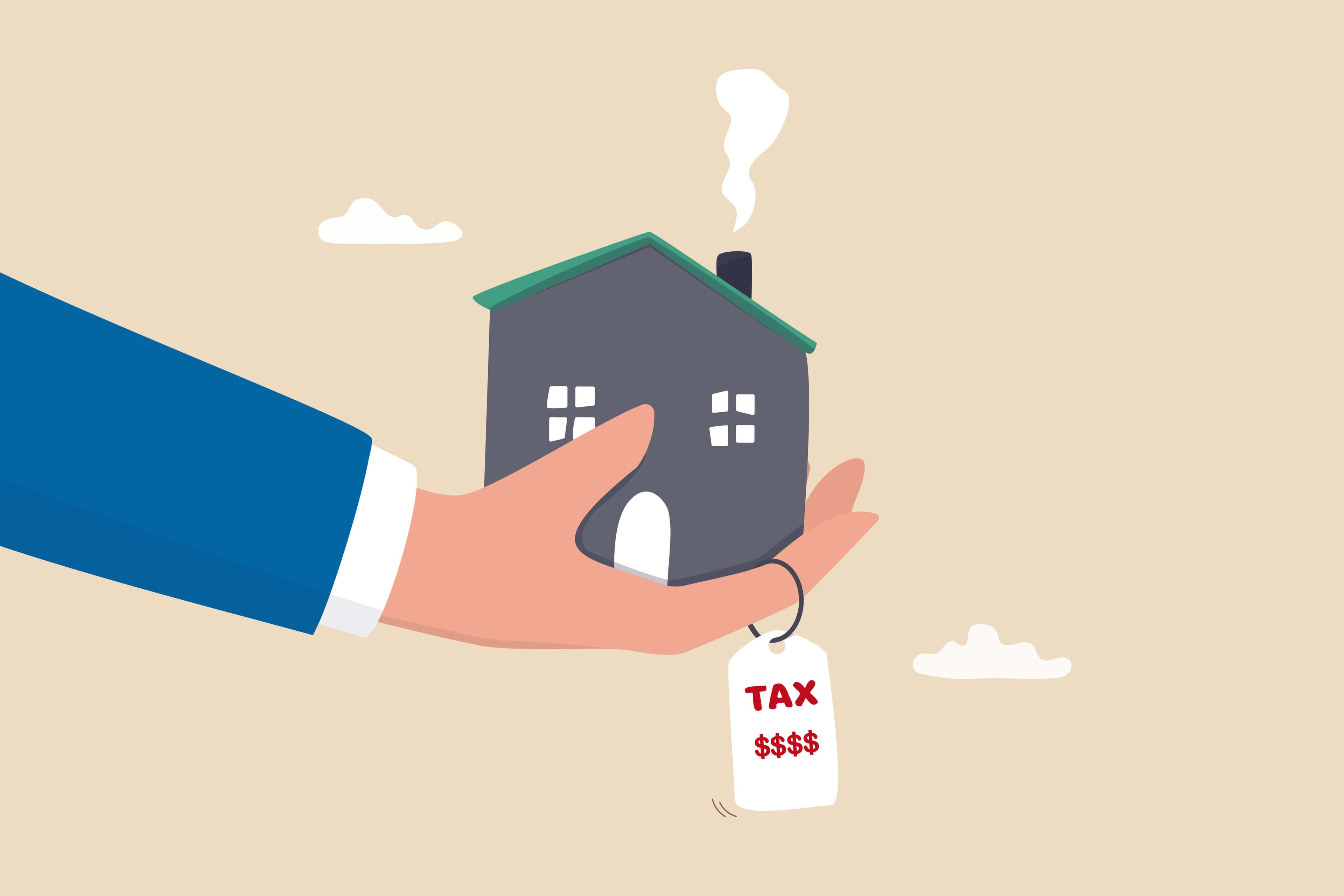 Eine Hand trägt ein Haus mit einem Steuerschild, das für die hohen Steuern auf Immobilieninvestitionen steht Eine Hand trägt ein Haus mit einem Steuerschild, das für die hohen Steuern auf Immobilieninvestitionen steht