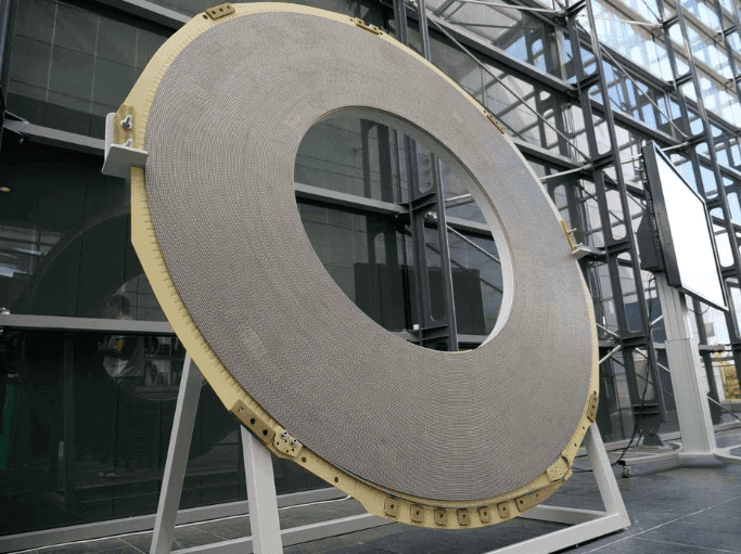 Una delle bobine superconduttrici viene assemblata in un enorme magnete con un campo magnetico di 11,7 T, rendendolo un componente essenziale della risonanza magnetica più potente. Una delle bobine superconduttrici viene assemblata in un enorme magnete con un campo magnetico di 11,7 T, rendendolo un componente essenziale della risonanza magnetica più potente.
