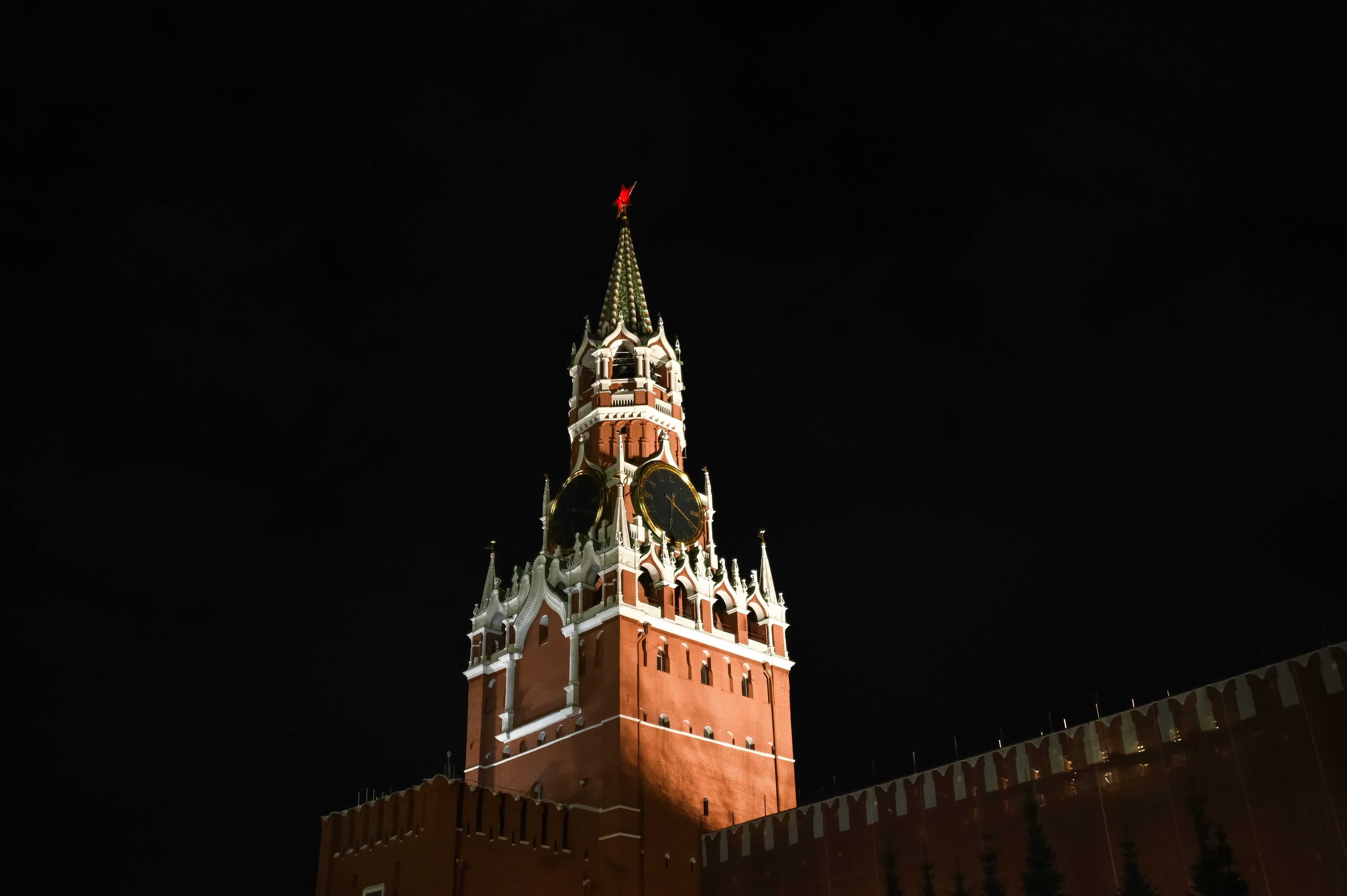 Wochenrückblick: Neue Zinserhöhung der Fed, Drohnenangriff auf den Kreml Der Kreml-Turm auf dem Roten Platz in Moskau
