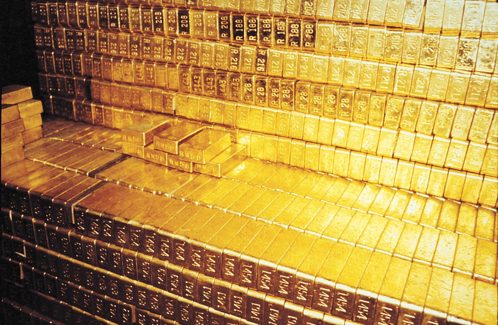 La chambre forte de Fort Knox contient actuellement 274 milliards de dollars de lingots d'or, ce qui en fait l'un des plus grands dépôts d'or au monde. La chambre forte de Fort Knox contient actuellement 274 milliards de dollars de lingots d'or, ce qui en fait l'un des plus grands dépôts d'or au monde.