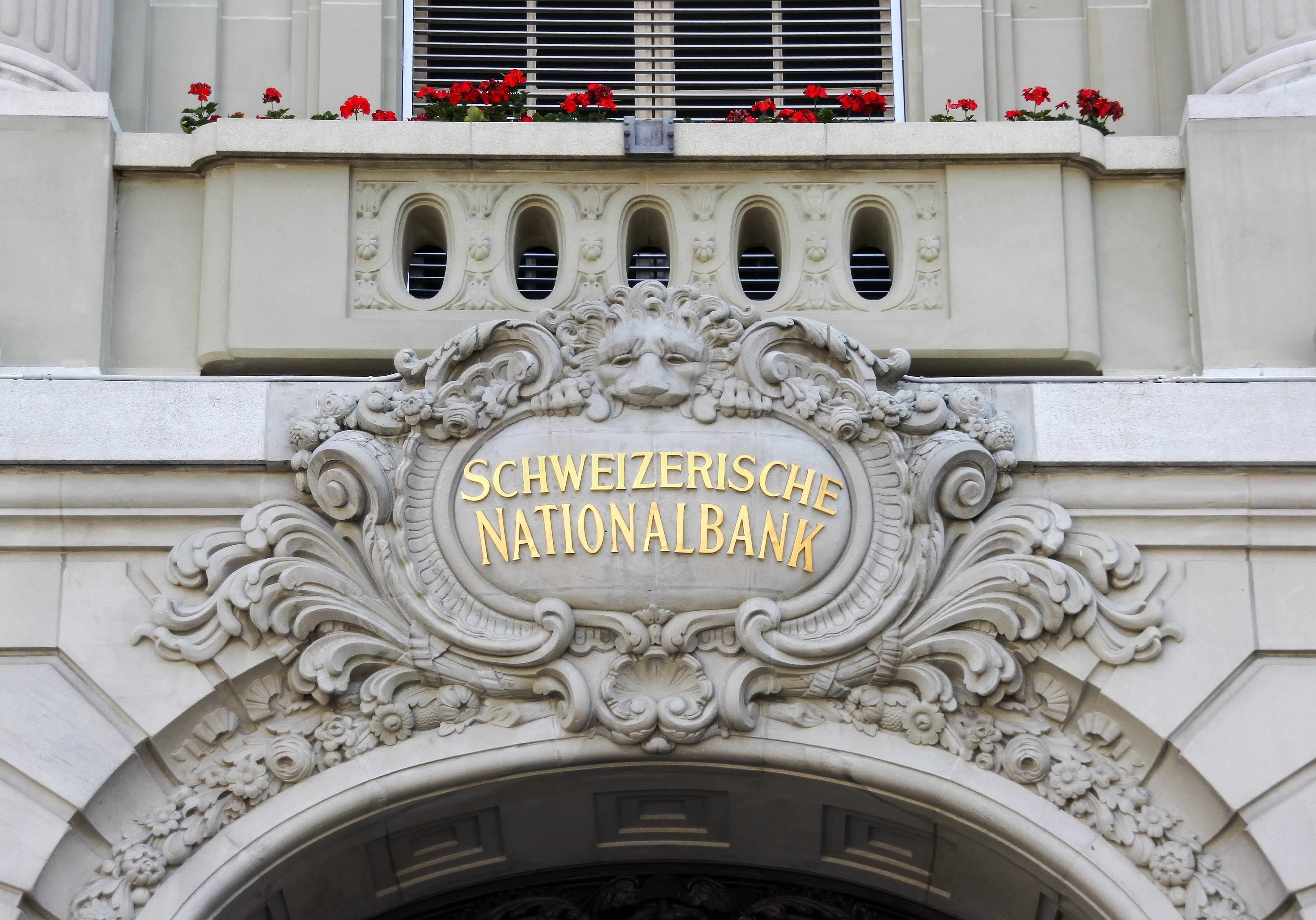 Wochenrückblick: Fed, SNB-Zinserhöhungen, britische Inflations-Überraschung Die Vorderseite des Gebäudes der Schweizerischen Nationalbank