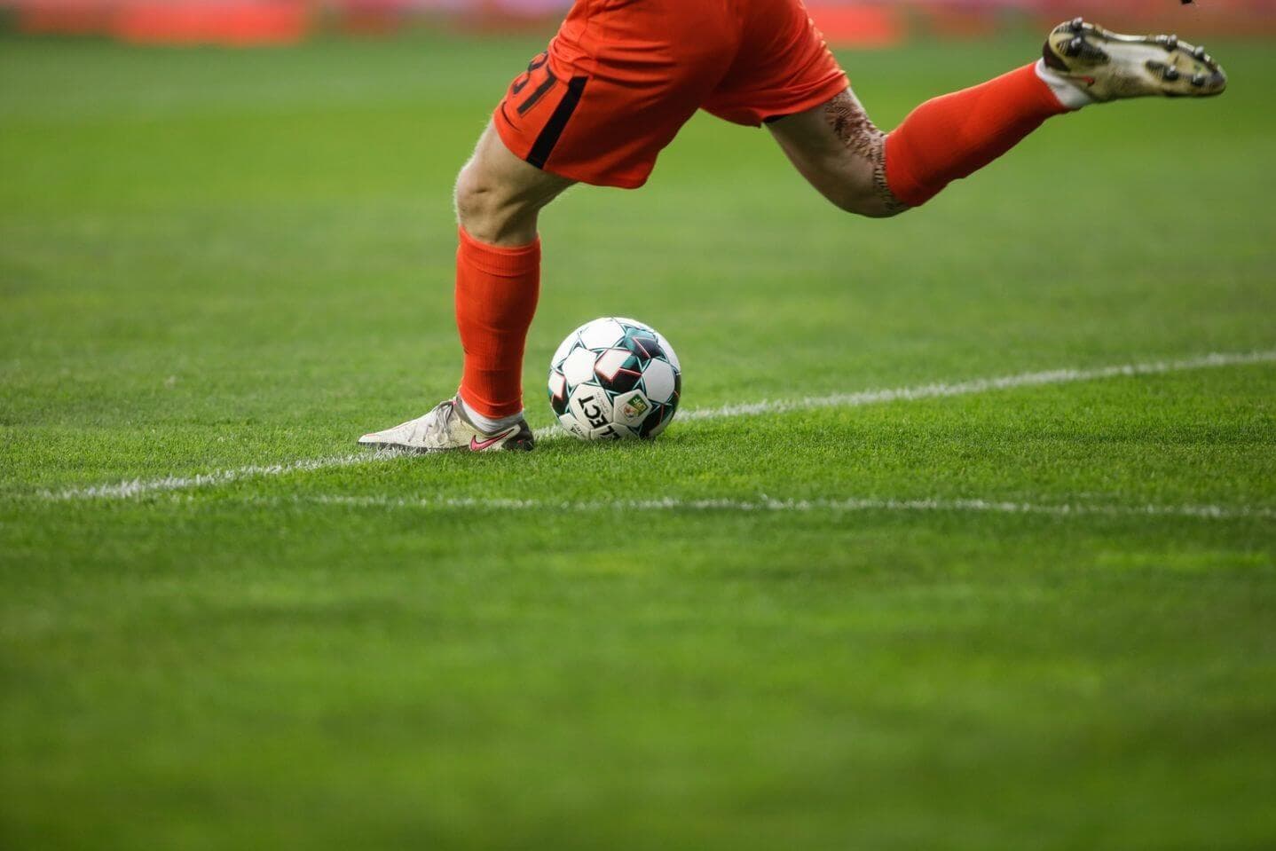 Un giocatore di calcio con i calzettoni rossi che calcia il pallone durante la 22esima edizione dei mondiali FIFA in Qatar. Un giocatore di calcio con i calzettoni rossi che calcia il pallone durante la 22esima edizione dei mondiali FIFA in Qatar.