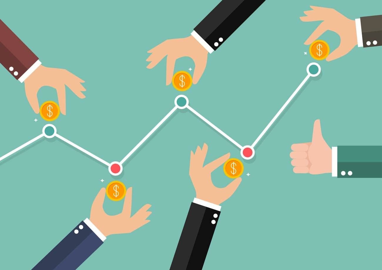 Wann ist der richtige Zeitpunkt zum Goldkauf? Cartoon-Hände vor grünem Hintergrund, die Dollar-Goldmünzen halten, als Teil eines Schemas, das das Funktionsprinzip der DCA-Strategie zeigt.