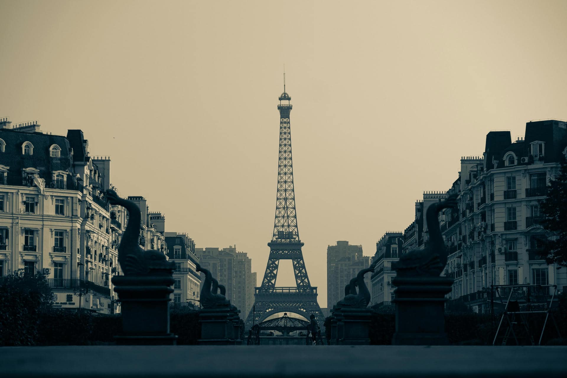 A picture of the Eiffel tower A picture of the Eiffel tower