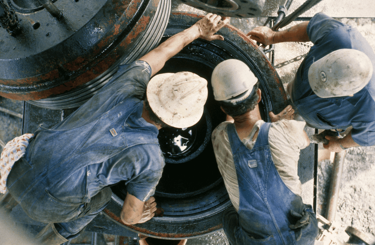 operai che lavorano nei pozzi di petrolio operai che lavorano nei pozzi di petrolio