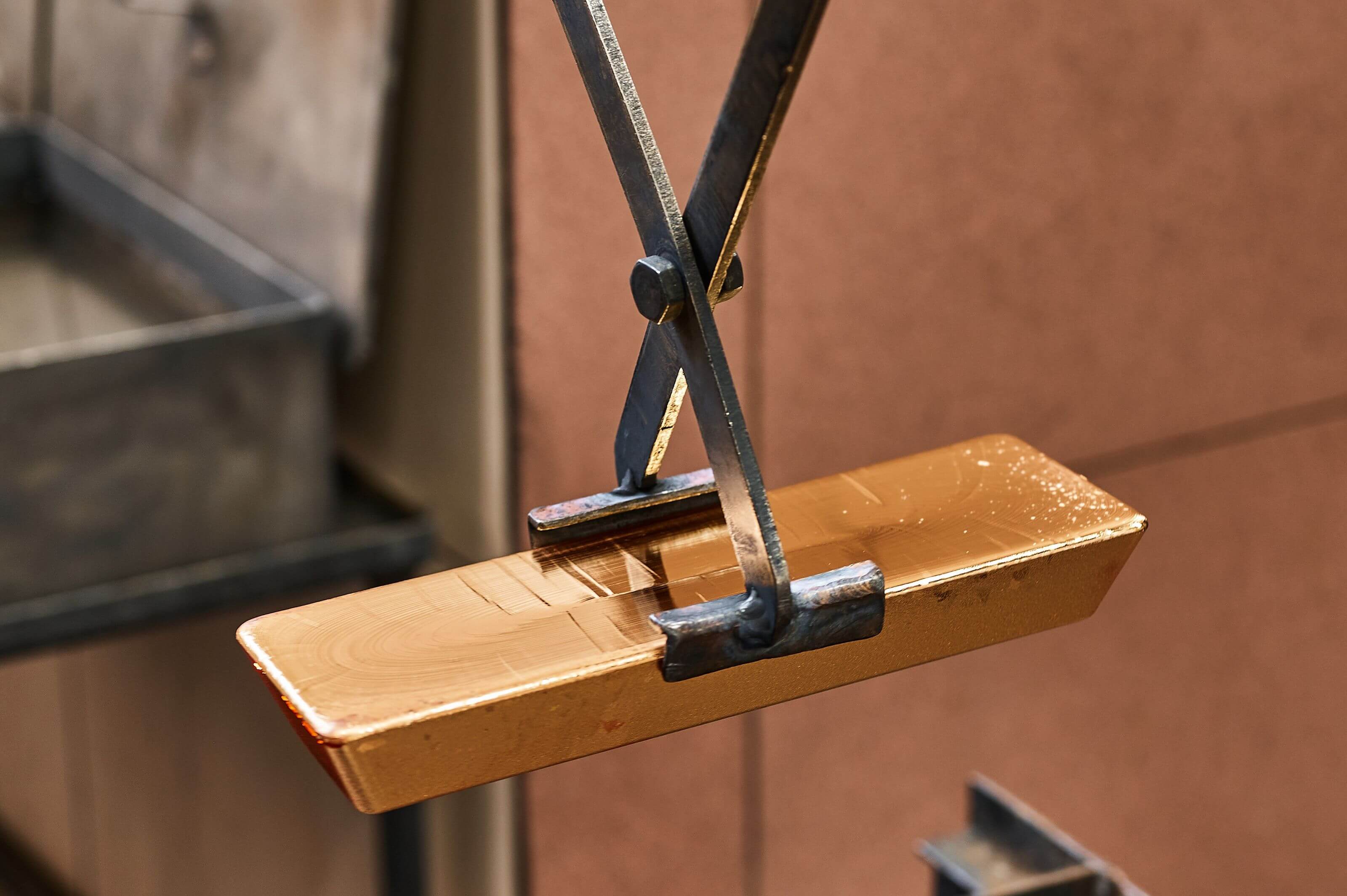 Ein Feingoldbarren wird auf seine Reinheit geprüft Ein Feingoldbarren wird auf seine Reinheit geprüft