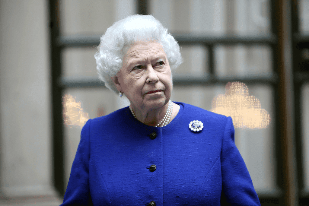 Wochenrückblick: Jumbo-Zinserhöhung der EZB, Königin Elizabeth stirbt im Alter von 96 Jahren Ein Bild von Königin Elizabeth II. bei einer offiziellen Veranstaltung in einem blauen Anzug, mit einer blauen Ceylon-Saphir-Brosche und einer Perlenkette
