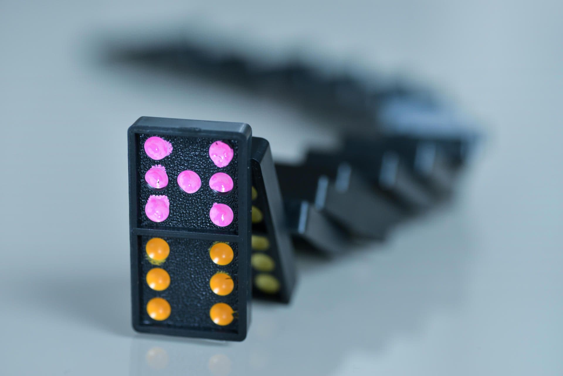 Dominos rojos y naranja