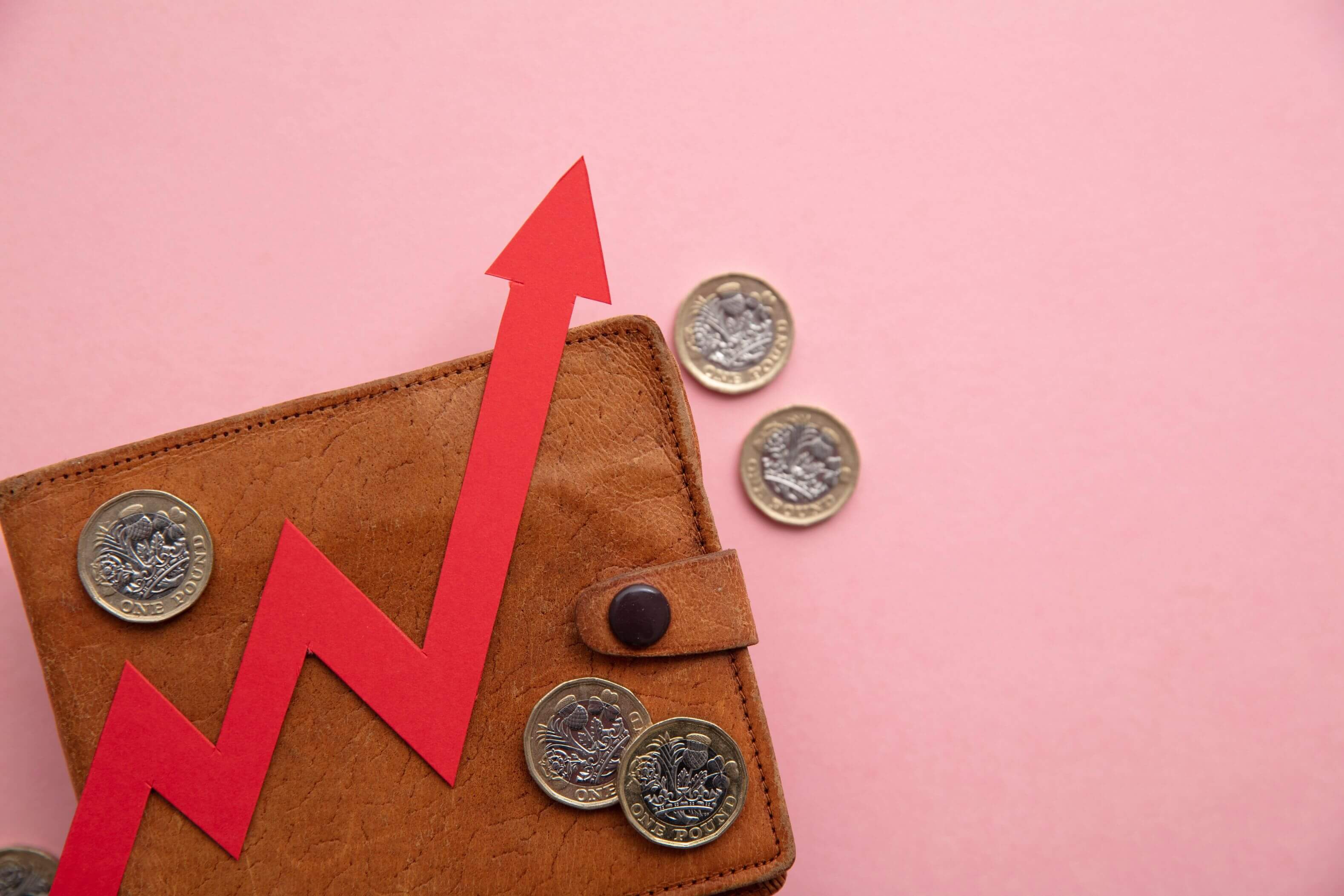 L’actu en bref: L'inflation au Royaume-Uni explose, l'or se renforce Inflation soars hurting consumer confidence in the EU and US, as shown in the picture of a wallet and a red arrow pointing up.